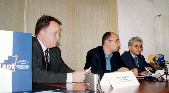 Conferinţă de presă susţinută în 16 decembrie 2003 de Claudiu Florică (stânga), director general al Fujitsu Siemens România, Cozmin Guşă (centru), preşedinte APT, şi Silviu Hotăran (dreapta), director general Microsoft România. (Foto: Agerpres)